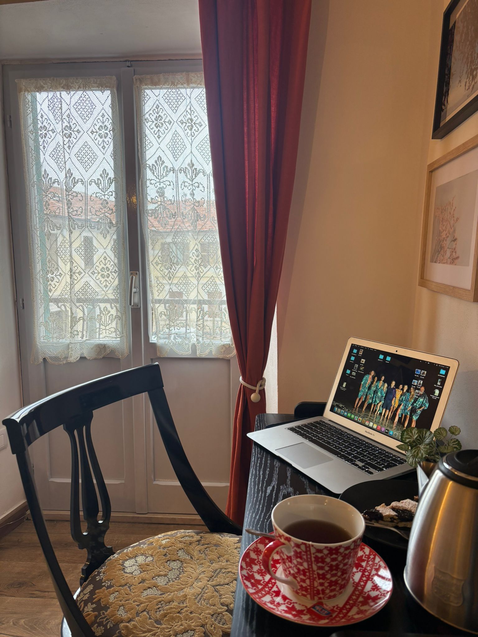 Scrivania con tè e tende bordeaux